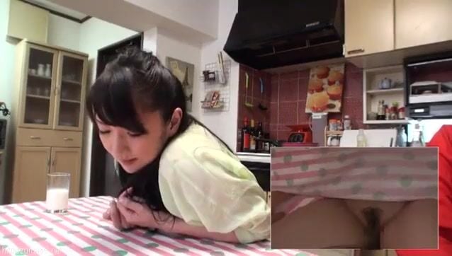 Mẹ và con trai cùng làm tình kế bên bố