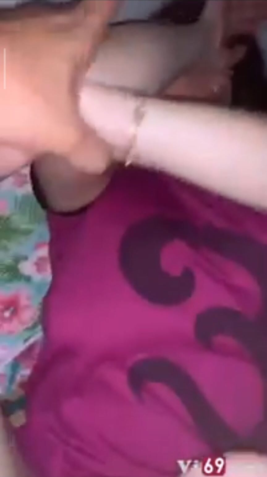 Đang lén địt bồ, chồng gọi nên mặc tạm áo call video bị đánh ghen