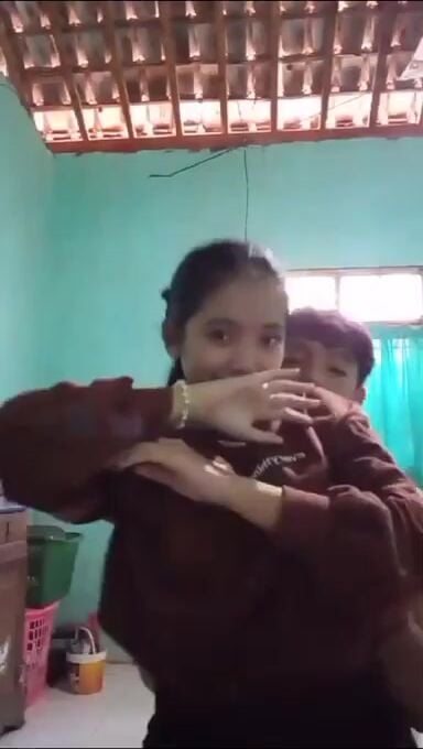 Cả nhà đi vắng anh trai rủ em gái họ mới lớn tập tành địt nhau sướng vl ra