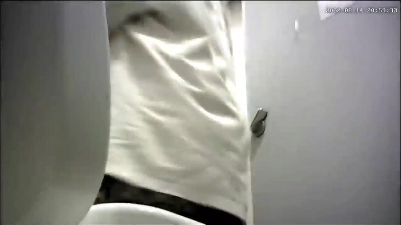 Quay lén WC văn phòng 9