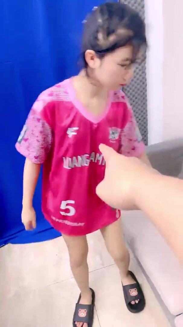 Địt bé gái mới lớn bị bán qua Cam