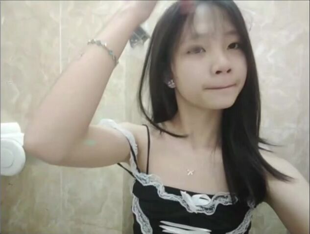 Em gái mới lớn tập tành thủ dâm