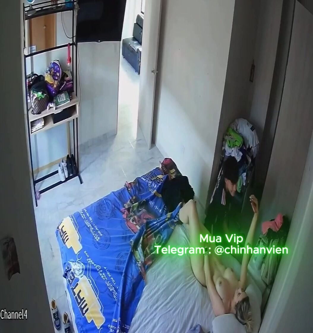 Hack camera Mẹ đang nude chụp ảnh sex thì con trai vào