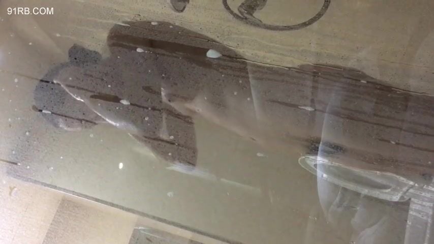 Quay lén người yêu đi tắm qua kính trong suốt