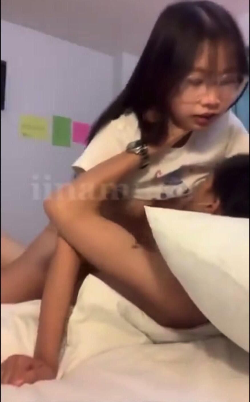 Địt em học sinh mới lớn đeo kính cận vú to lồn múp cưỡi cặc dâm đãng bắn tinh đầy lồn