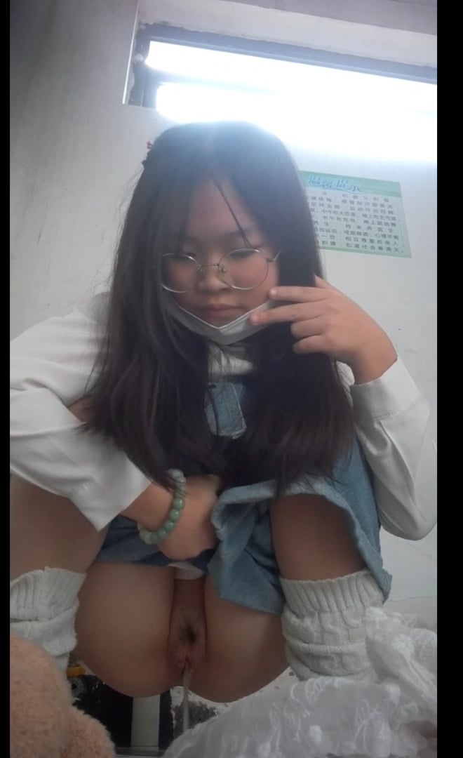 quay lén học sinh tiểu học đi toilet