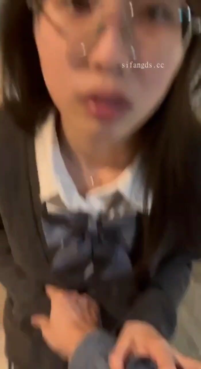 bé học sinh lớp 12 bú cu cho thầy giáo để xin điểm