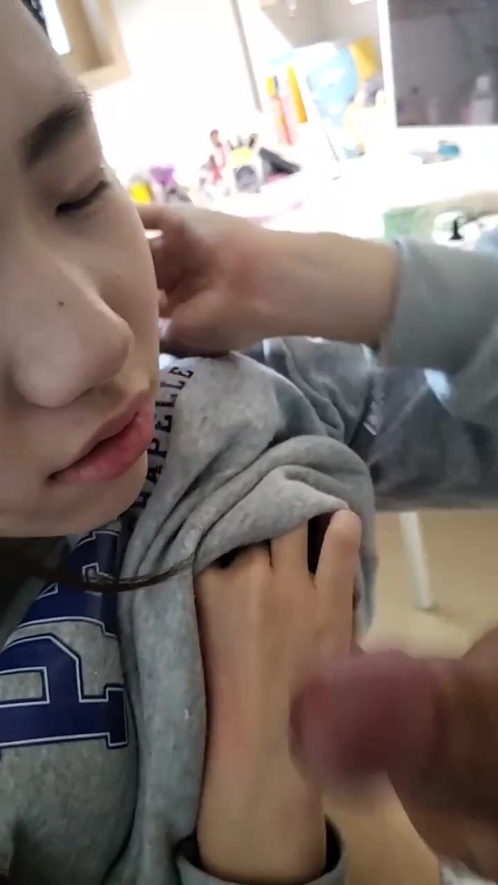 anh trai khốn nạn bắt em gái nuôi sóc lọ cho còn bắt em nó nuốt tinh nữa chứ