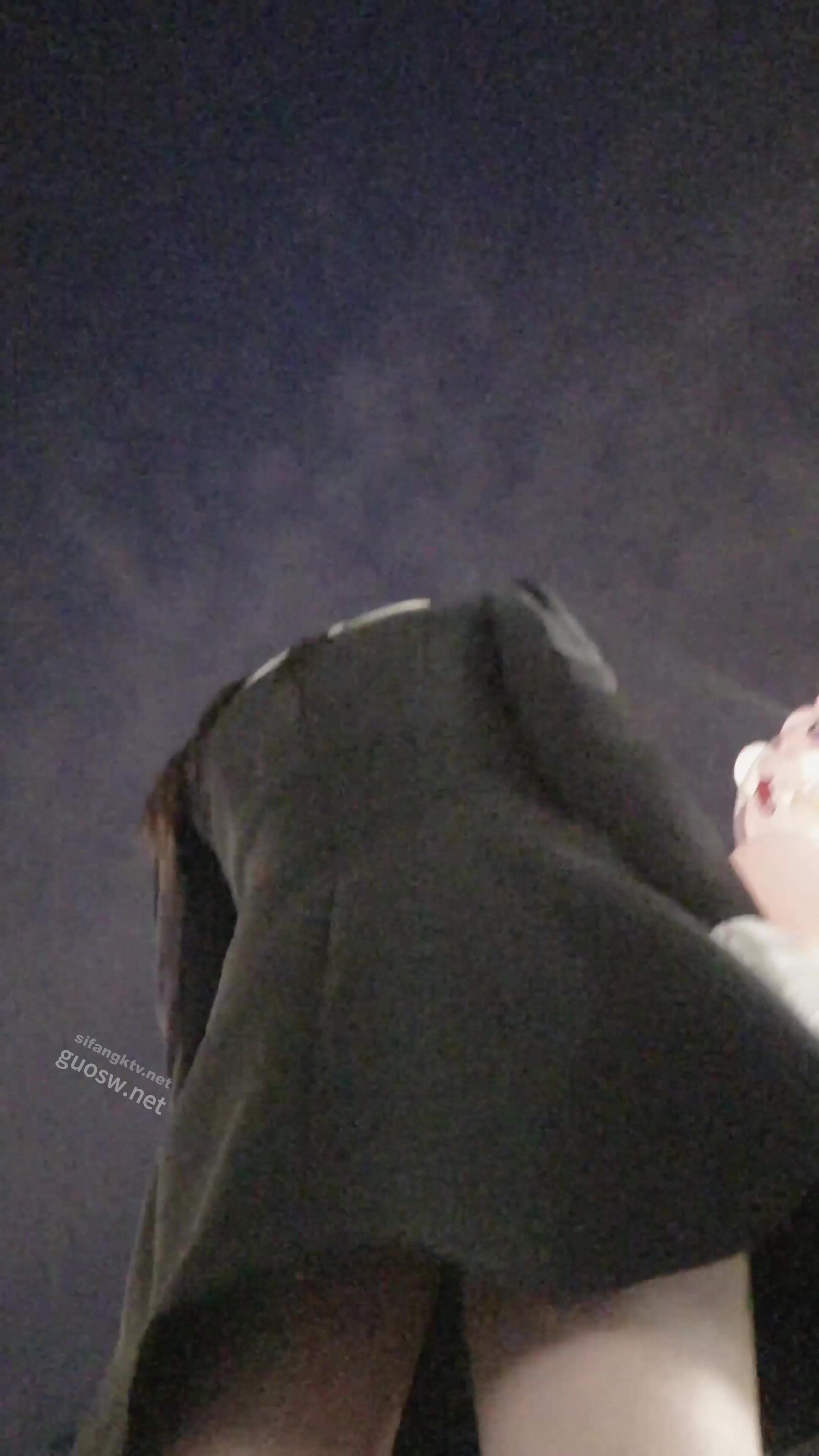 quay lén dưới váy em gái mặc lọt khe đi dạo phố