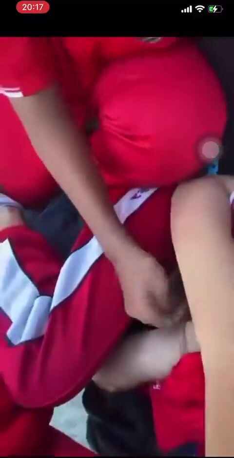 Mấy thằng khốn nạn đè con bạn thân ra bóp vú kích thích