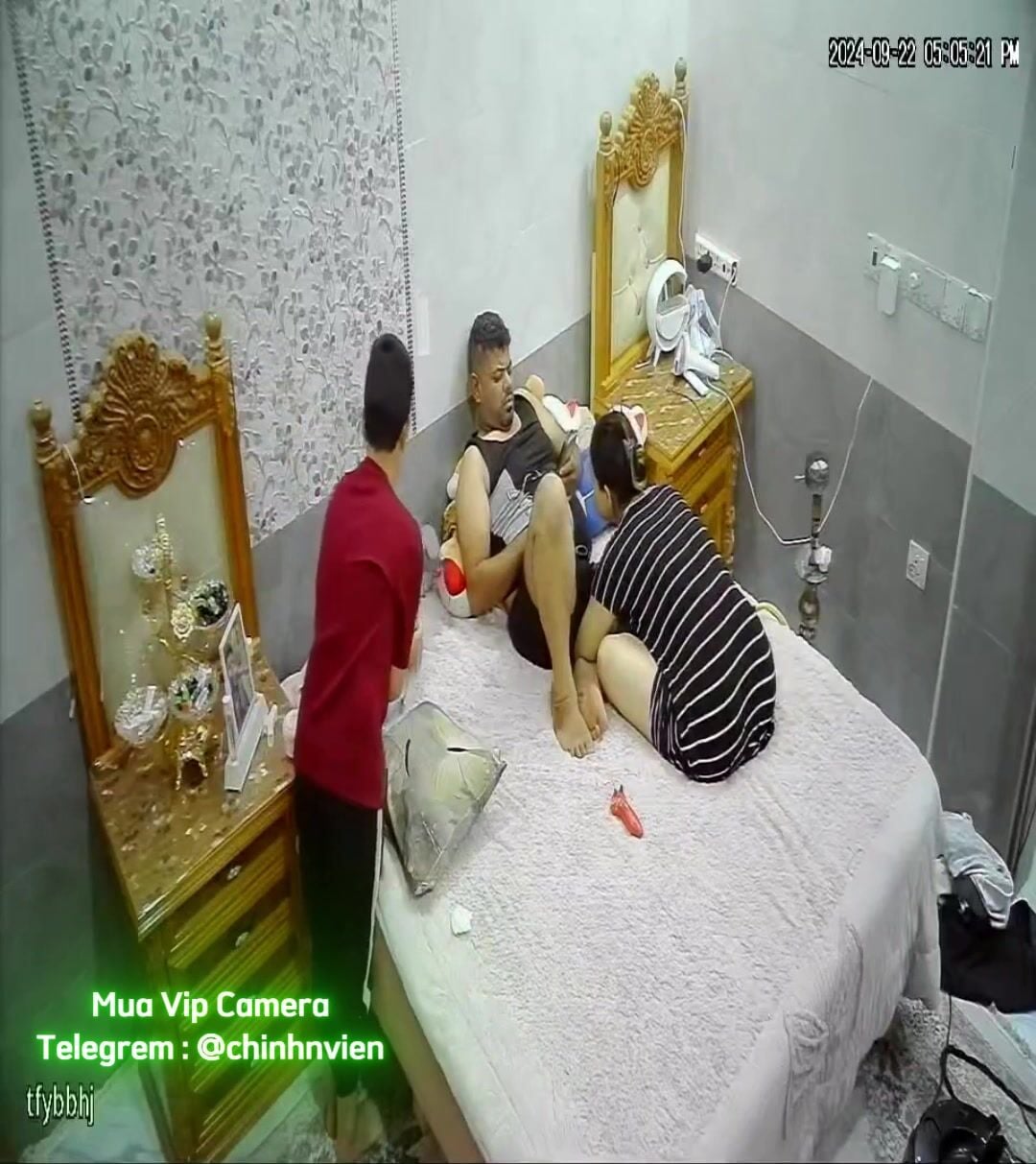 Hack Camera Nứng Lồn Mút Chim Chồng Trước Mặt Con