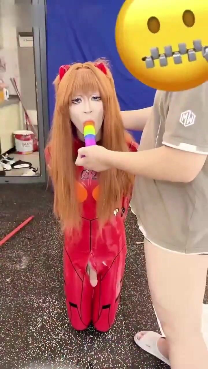 Bạo dâm em ladyboy sục cu phụt tinh dâm dãng chảy nước