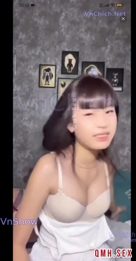 [Hot] Bé Ni Hot Tiktoker hơn 200k follow mới 2k9 lộ clip live app show vú bím móc lồn