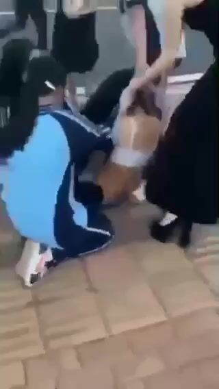 Học sinh đánh nhau lột sạch đồ cực kích thích