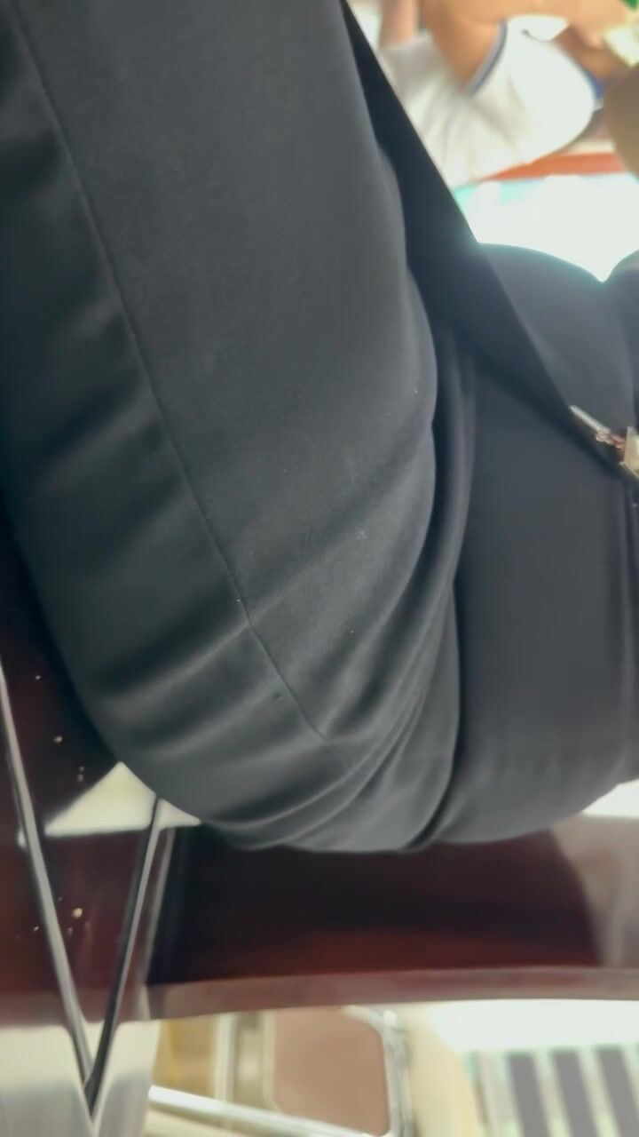 Quay lén dưới váy cô bán hàng