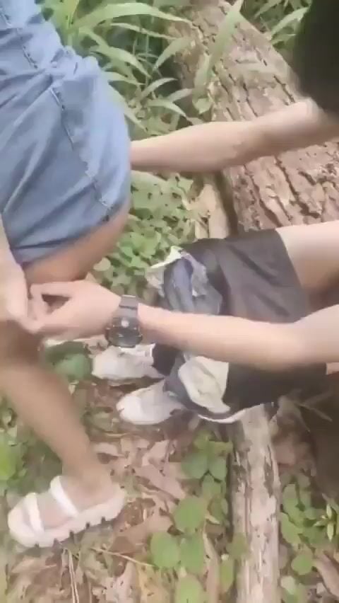 Sợ vụng trộm ở nhà bị phát hiện thanh niên rủ mẹ vk lên núi địt giữa thiên nhiên