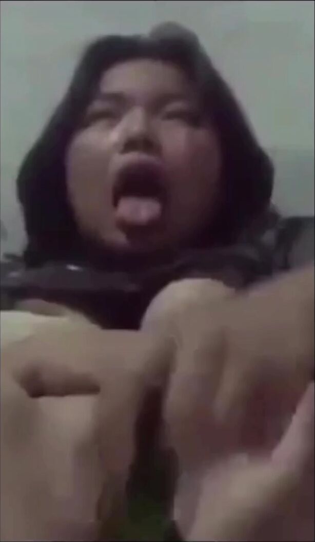 Em học sinh chubby vú to lồn múp thủ dâm với dưa leo 2