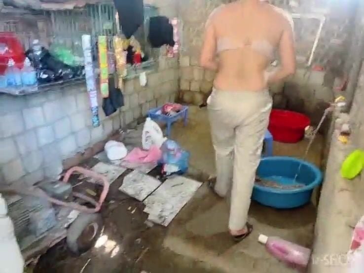 Loạn Luân chị họ tắm quên không khóa cửa bị em họ vào gạ địt toét lồn