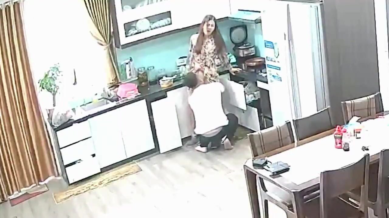 HACK CAM VỢ CHỒNG LINH NHI ĐỊT NHAU TRONG BẾP P1