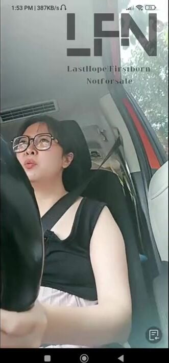 Gái xinh đeo kính dâm đãng thủ dâm trong xe ô tô