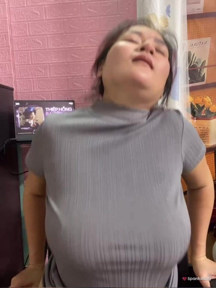 Máy bay khủng long show vú bự câu zai chick