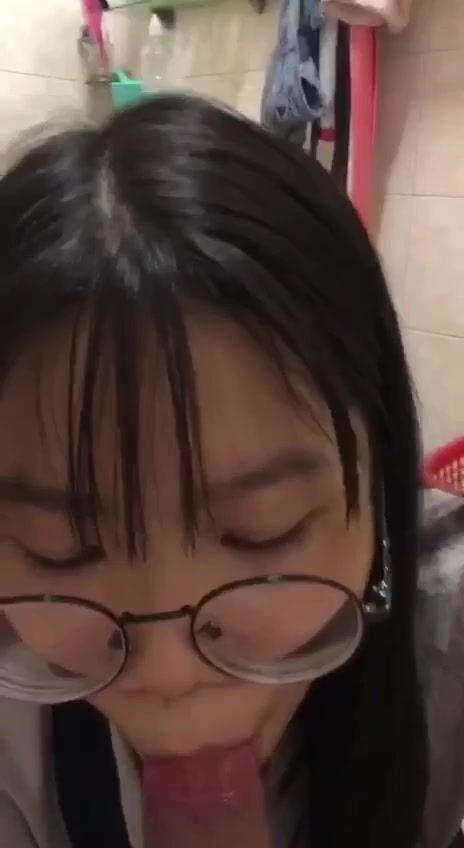 Thay đồ xog xuôi hết rồi đg vội đi học mà th a họ bắt bú cu cho nó bắn mới đc đi