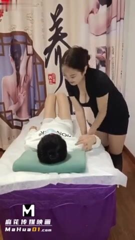 Vô massage gạ địt được luôn em nhân viên tại phòng