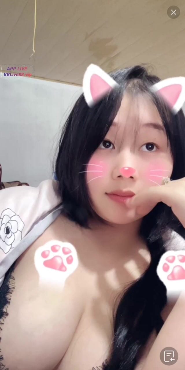 #meoxinh idol mới nổi của BBLive sở hữu khuôn mặt ngây thơ nhưng ngực của cô ấy thì..