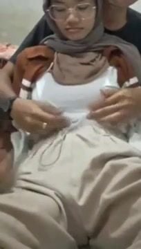 Em gái Indonesia đeo kính bị móc lồn ướt nhẹp cực phê