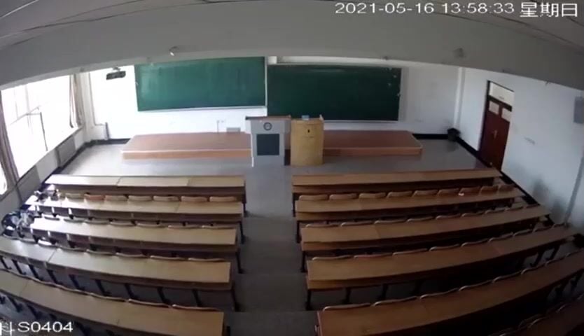 Tranh thủ trực lớp chơi con nhỏ lớp trưởng bị camera quay lại