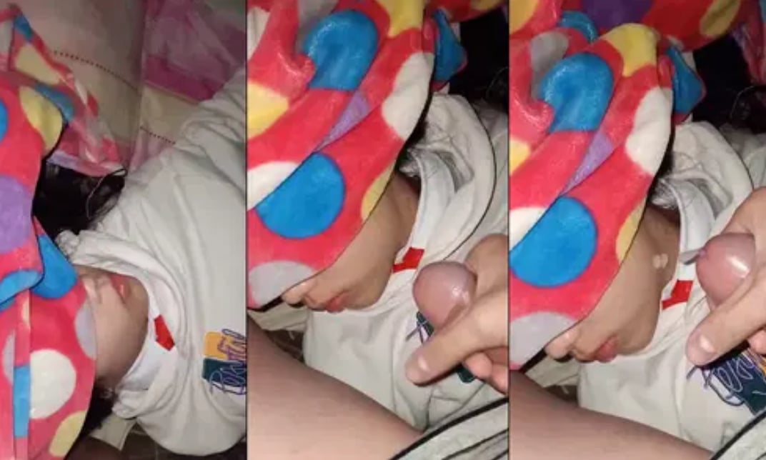 Lén vào phòng sục bắn tinh lên mặt con em gái họ 2k10 lúc nó đang ngủ say