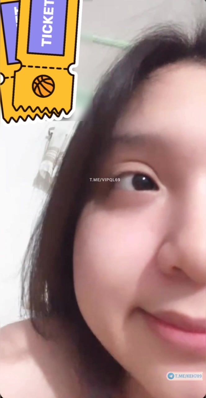 Call video với e Khánh Linh dễ thương,em show vú cực cute cho a xem