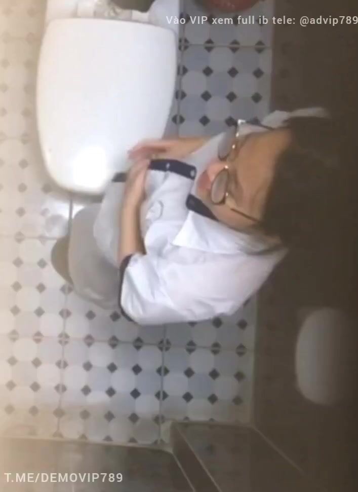 Quay lén nhỏ em họ học sinh c3 vú múp vừa đi học về thay đồ trg nvs