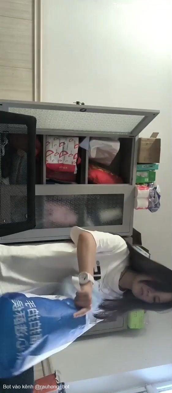 Quay lén phòng thay đồ của các e nhân viên tiệm Spa vú bự (tt)