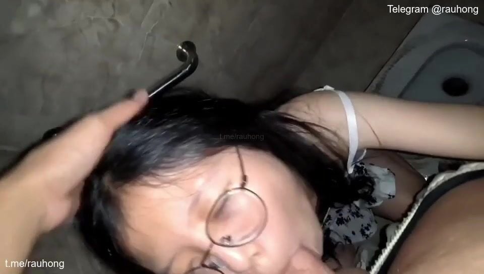 Lén lút trốn mẹ dắt nhỏ e họ mình dây mông to ra nhà vệ sinh bú cu sướng tê p2