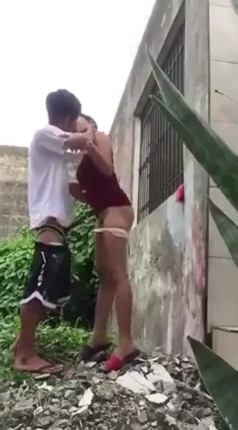 Tuổi trẻ tài cao đụ máy bay bà già tại ngoài bãi đất hoang