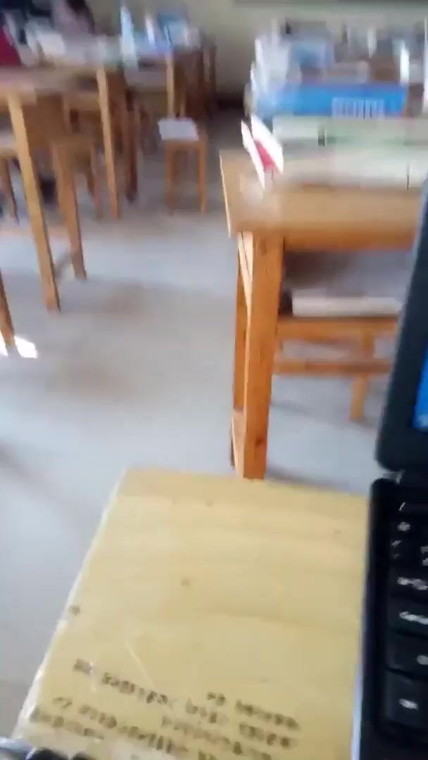 Khi cả lớp còn đg học thì đôi b trẻ mới lớn ở bàn cuối thì bú cu cho nhau bắn đầy mồm