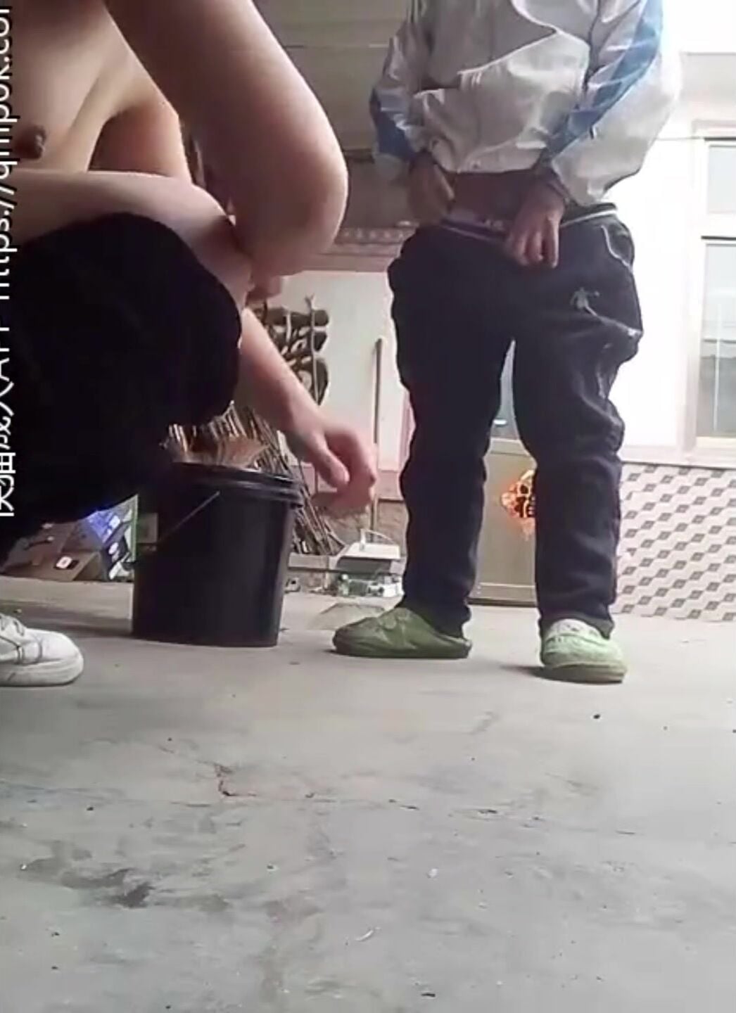 bắt thằng em đái vô mặt rồi uống luông dâm vãi