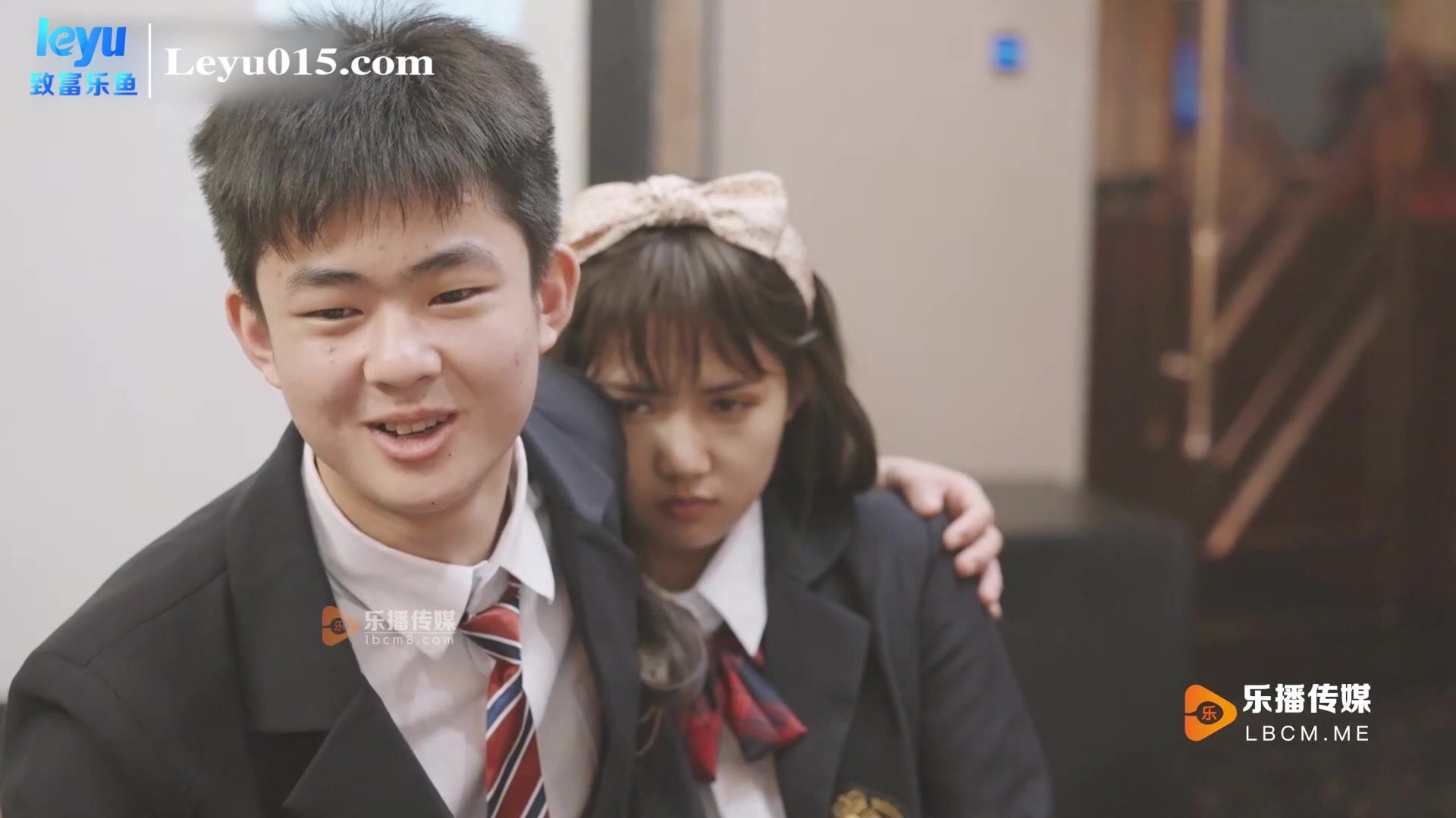 Bạn trai hèn vì nợ không có tiền trả nên trơ mắt nhìn bạn gái của mình bị cưỡng híp