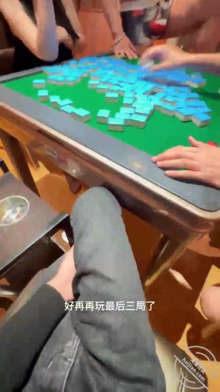 Đánh mạc chược ai thua cởi đồ,đến khi k còn đồ thì e nằm ngửa lồn cho mấy th b địt