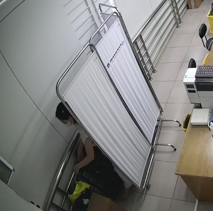 Hack cam y tá thay đồ trong bệnh viện chuẩn bị vào ca sáng