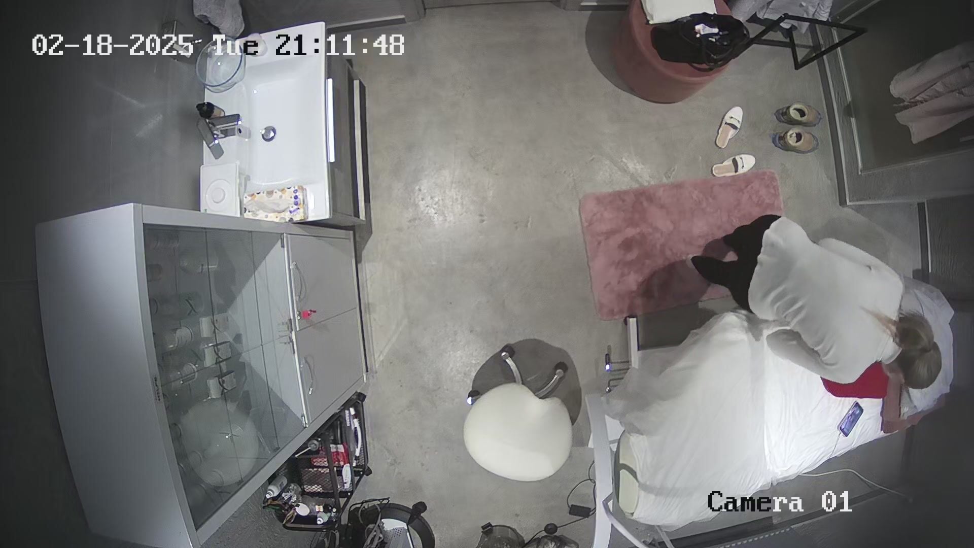 Hack cam bác sĩ thay đồ trong phòng khám lại là lọt khe đen quyến rũ