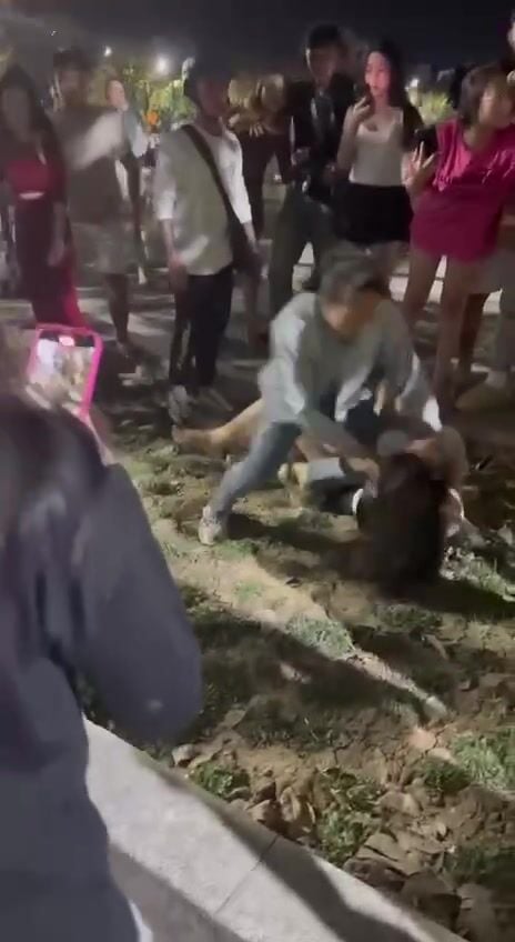 Đánh ghen xé váy lộ cái lồn hồng hào của bé tiểu tam