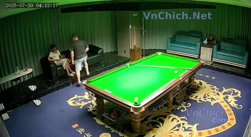 Gạ kèo bạn thân solo bida thua chịch vợ bạn