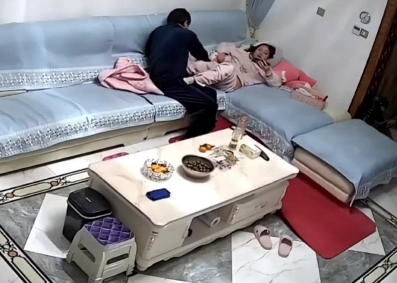 Bé gái 16 tuổi bị bố dượng tụt quần sờ mép lồn xoa hạt le kích thích nứng thật sự