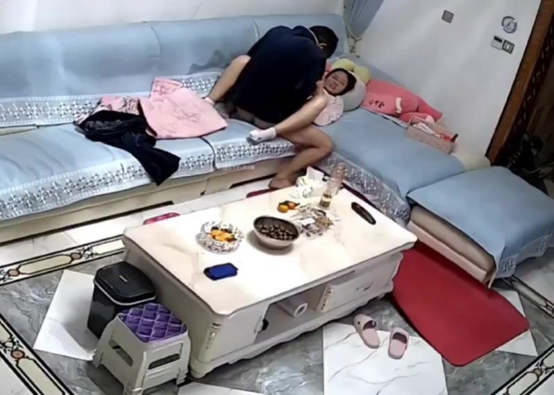 Bé gái 16 tuổi bị bố dượng sờ mép lồn không kiềm chế được ông quần địt con bé luôn