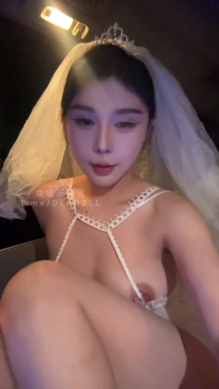 Cô dâu dâm đãng livetream show hàng xoa lồn chảy nước trên oto