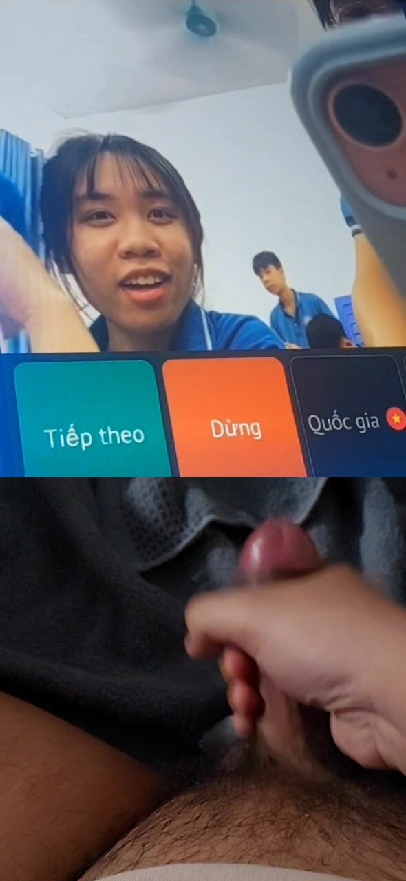 Lục máy của thằng bạn cùng bàn, lưu được clip nó sục trên ome tv