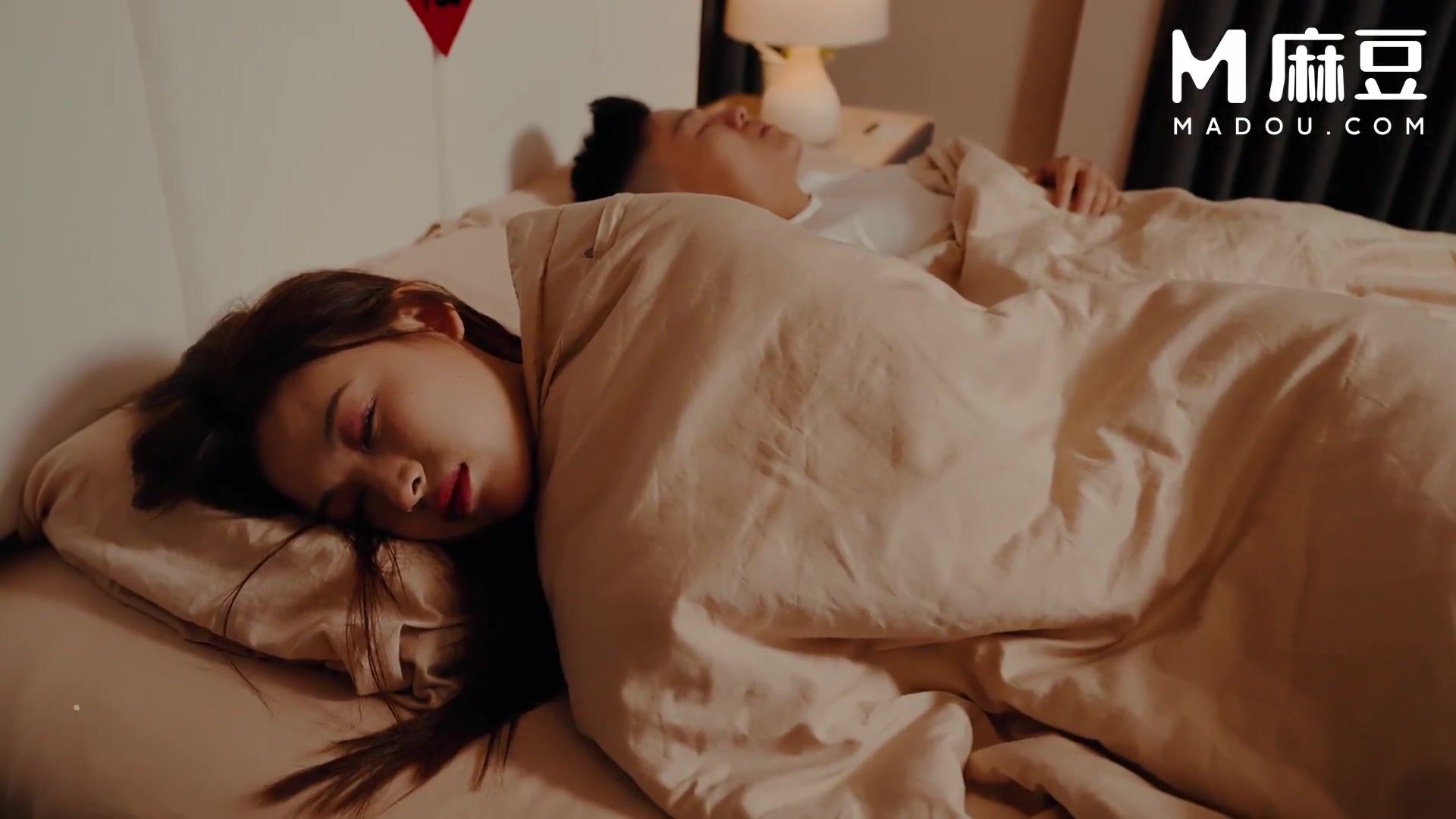 Vợ ko cho đụ hên có 2 con bạn thân vợ ngủ lại giúp xả