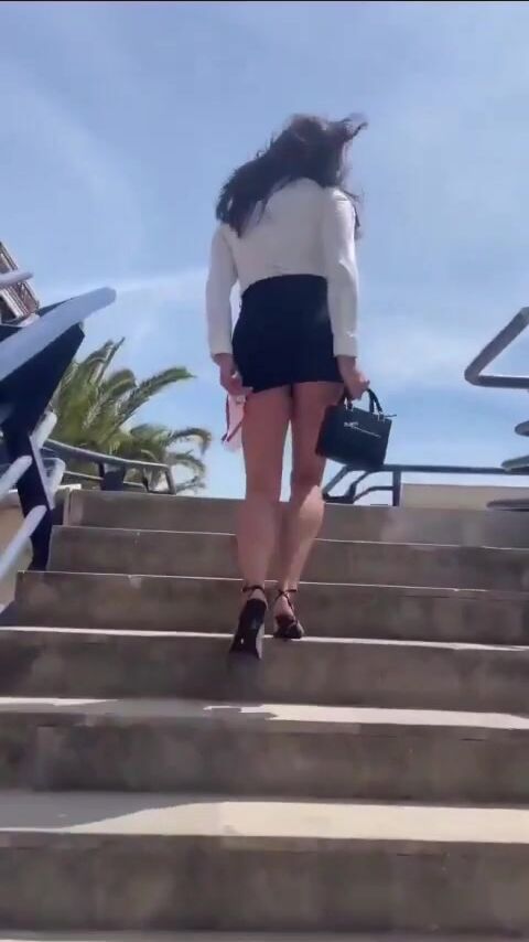 Cô gái cởi quần lót cột trên cầu luôn trời